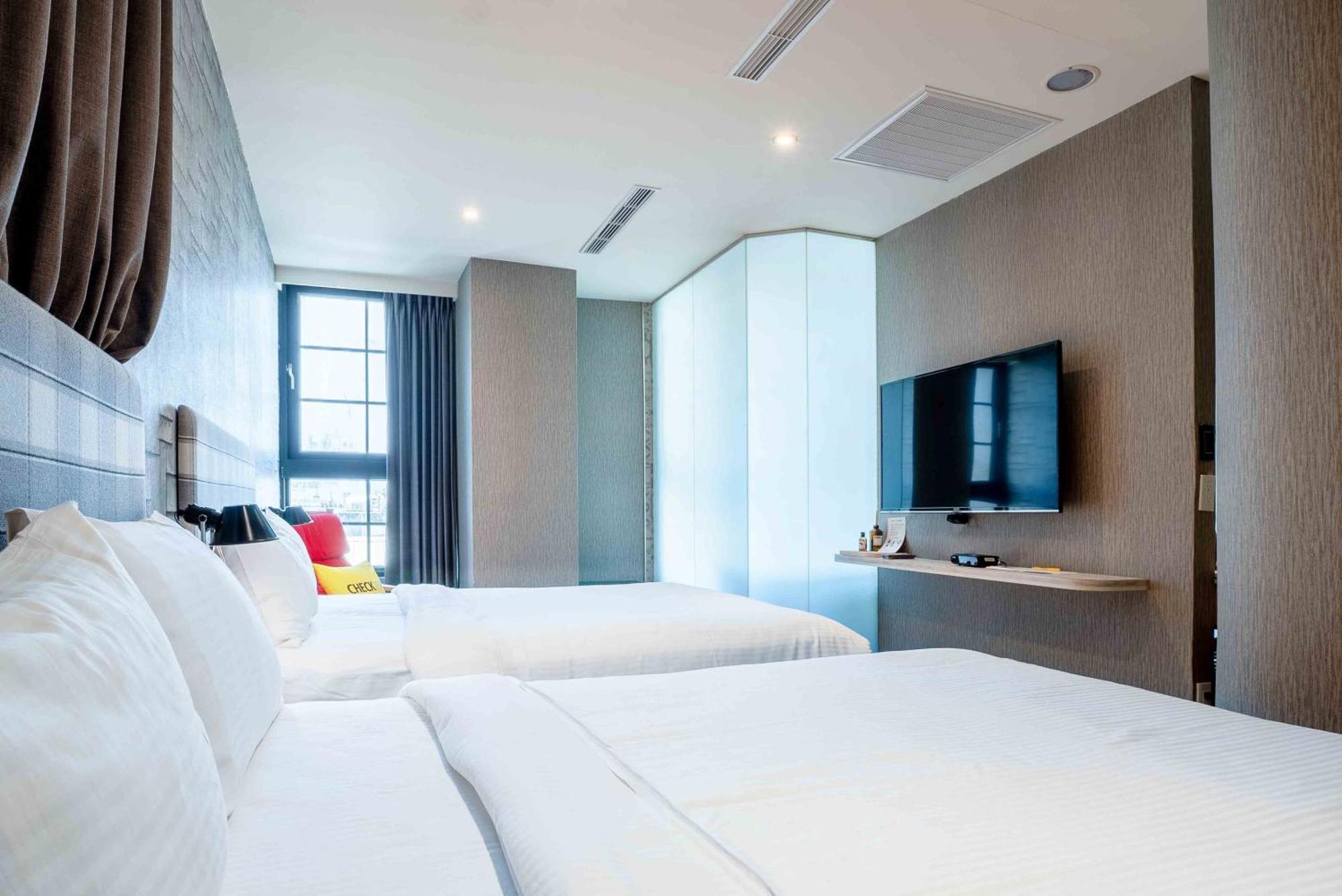 Check Inn Taichung Ziyou Bagian luar foto