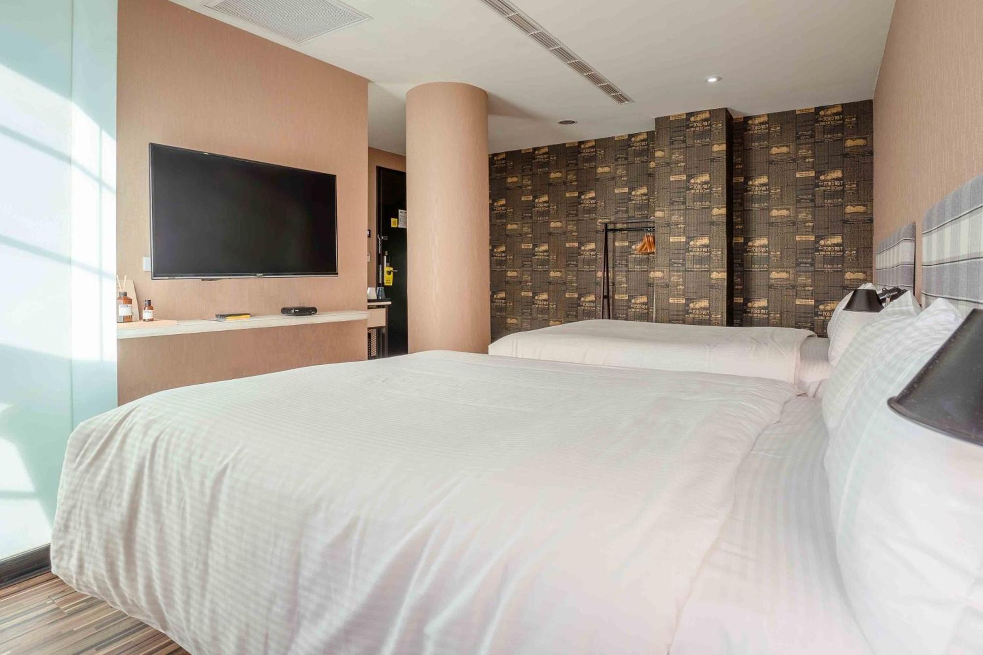 Check Inn Taichung Ziyou Bagian luar foto