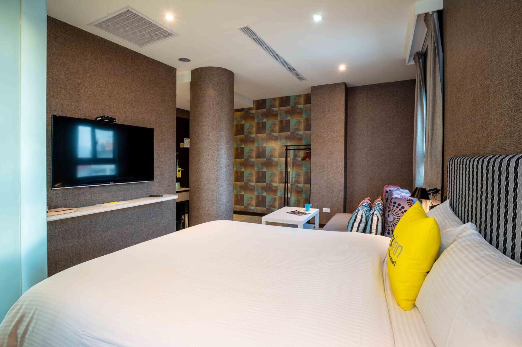 Check Inn Taichung Ziyou Bagian luar foto