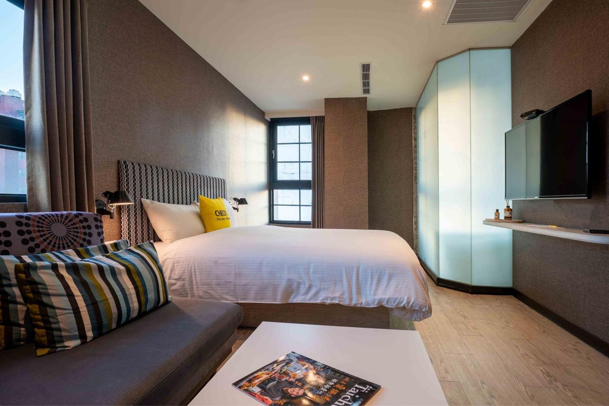 Check Inn Taichung Ziyou Bagian luar foto