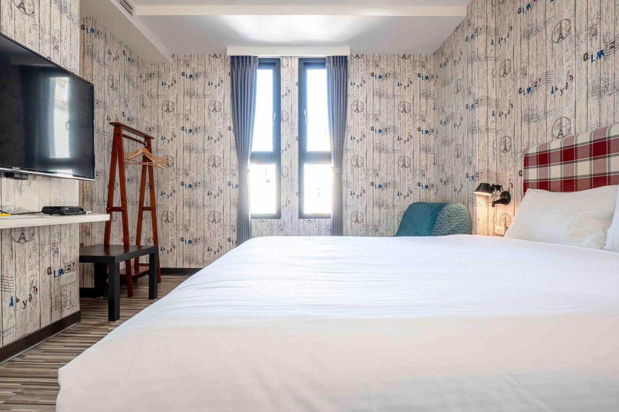Check Inn Taichung Ziyou Bagian luar foto