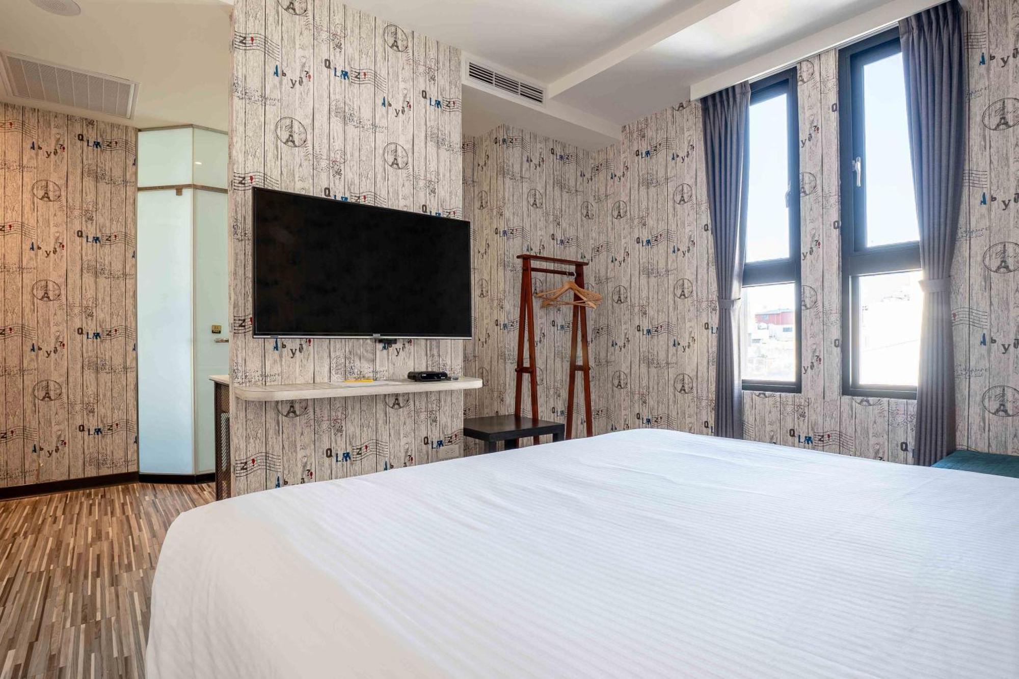 Check Inn Taichung Ziyou Bagian luar foto