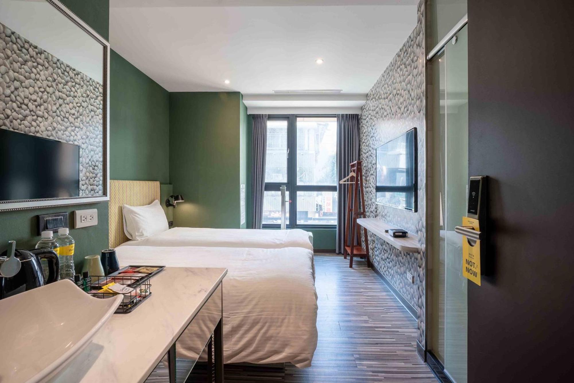 Check Inn Taichung Ziyou Bagian luar foto