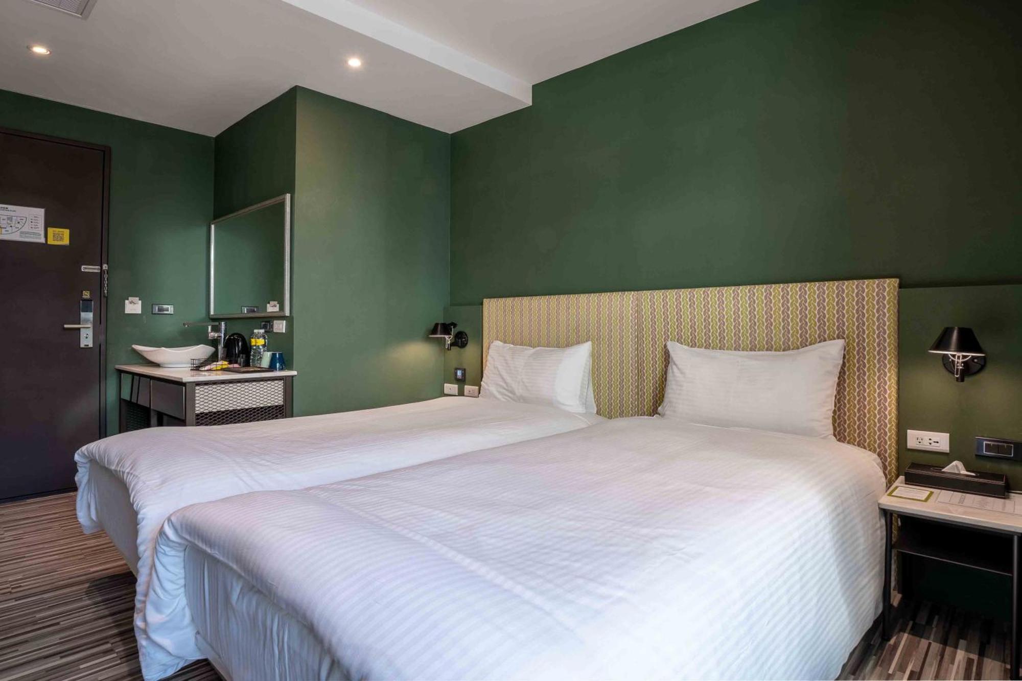 Check Inn Taichung Ziyou Bagian luar foto