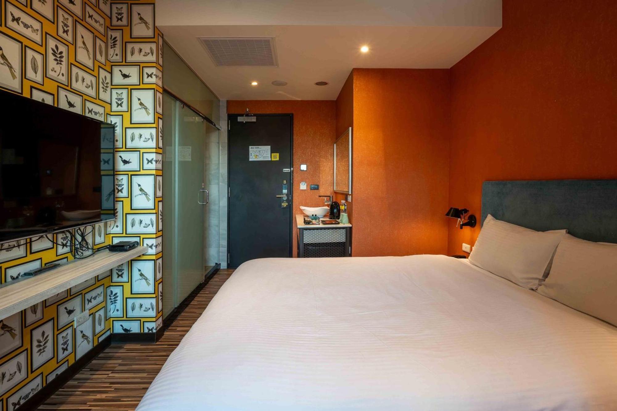 Check Inn Taichung Ziyou Bagian luar foto
