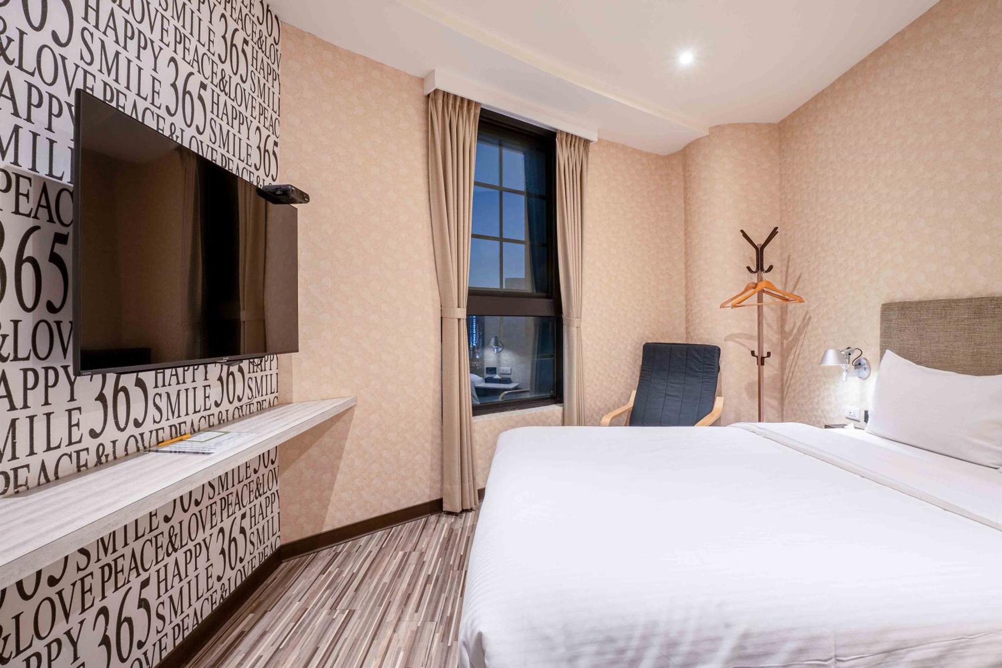 Check Inn Taichung Ziyou Bagian luar foto