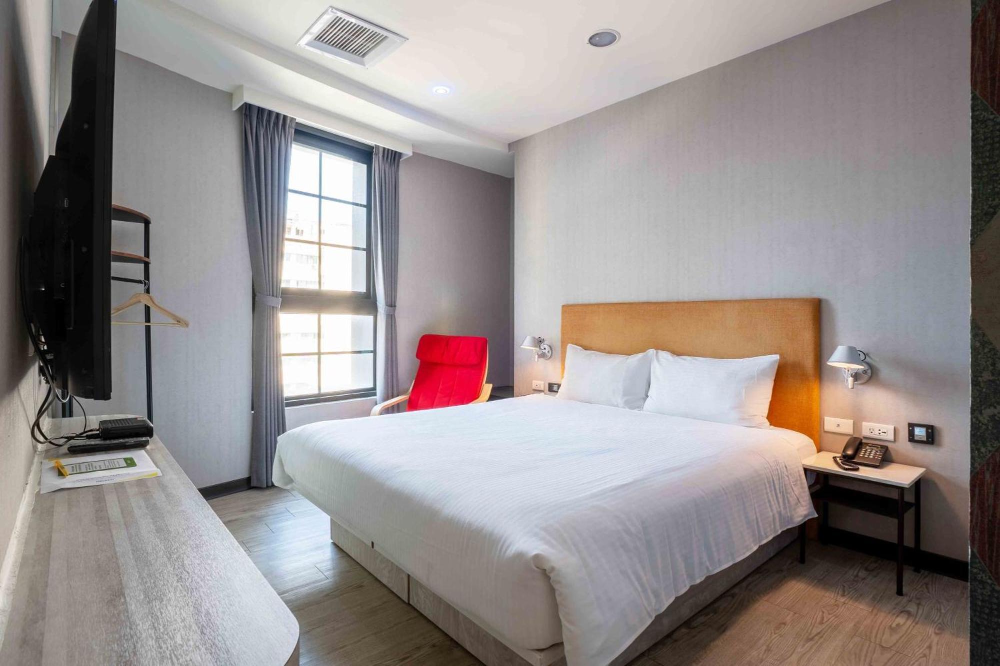 Check Inn Taichung Ziyou Bagian luar foto