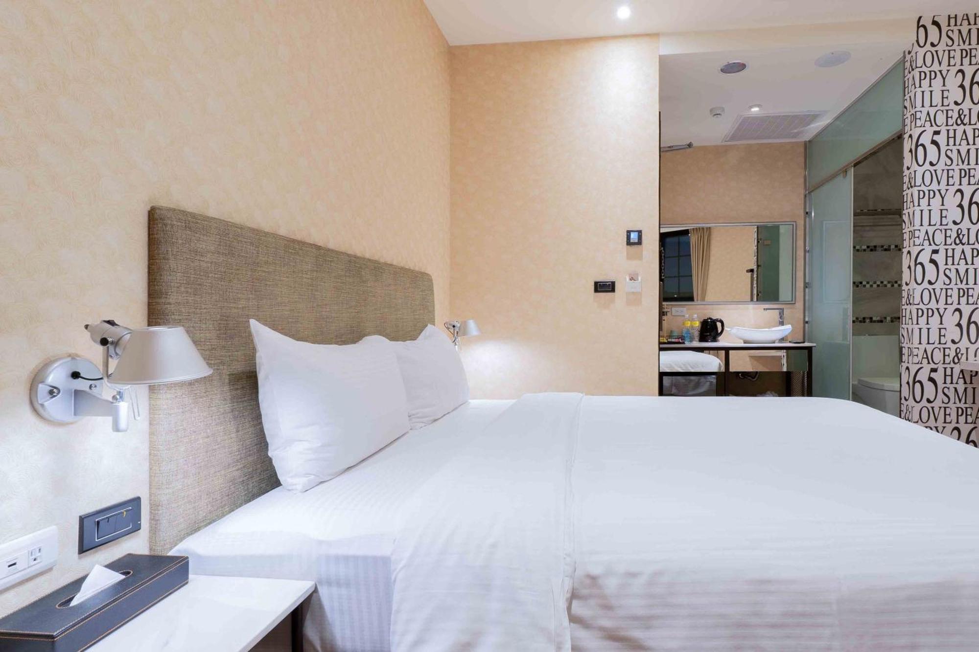 Check Inn Taichung Ziyou Bagian luar foto