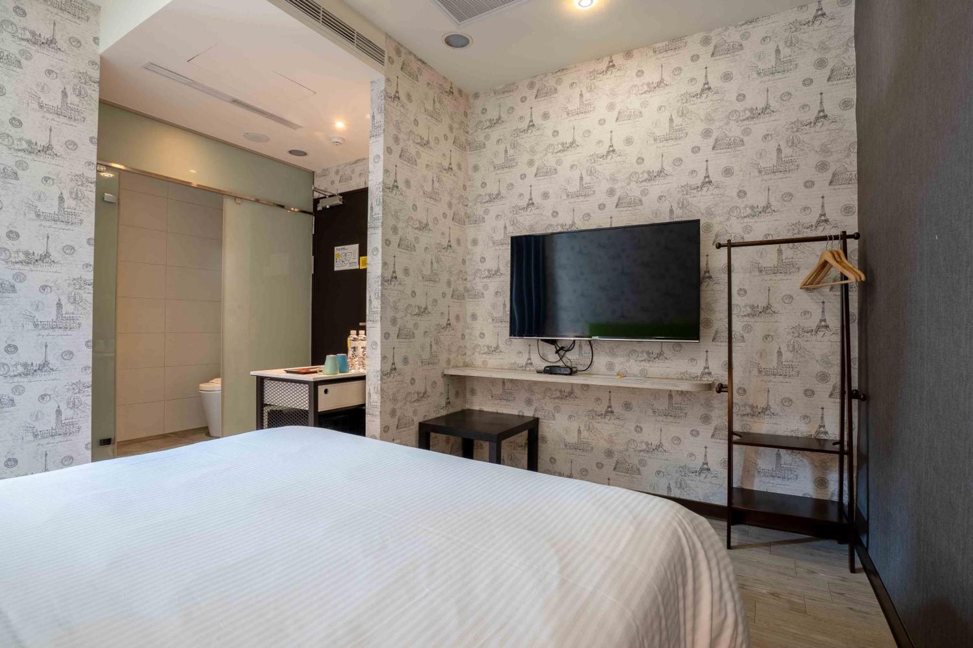 Check Inn Taichung Ziyou Bagian luar foto