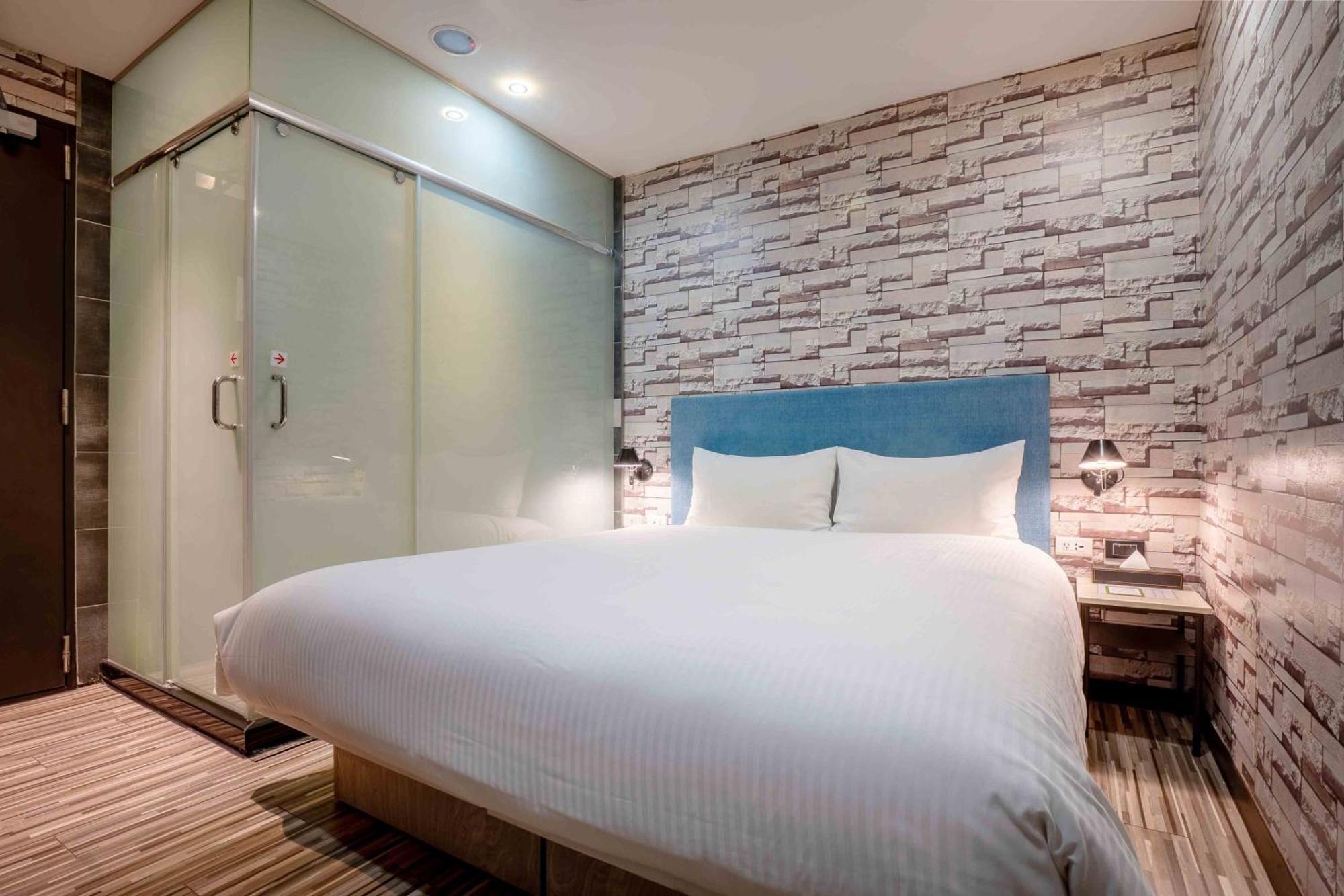 Check Inn Taichung Ziyou Bagian luar foto