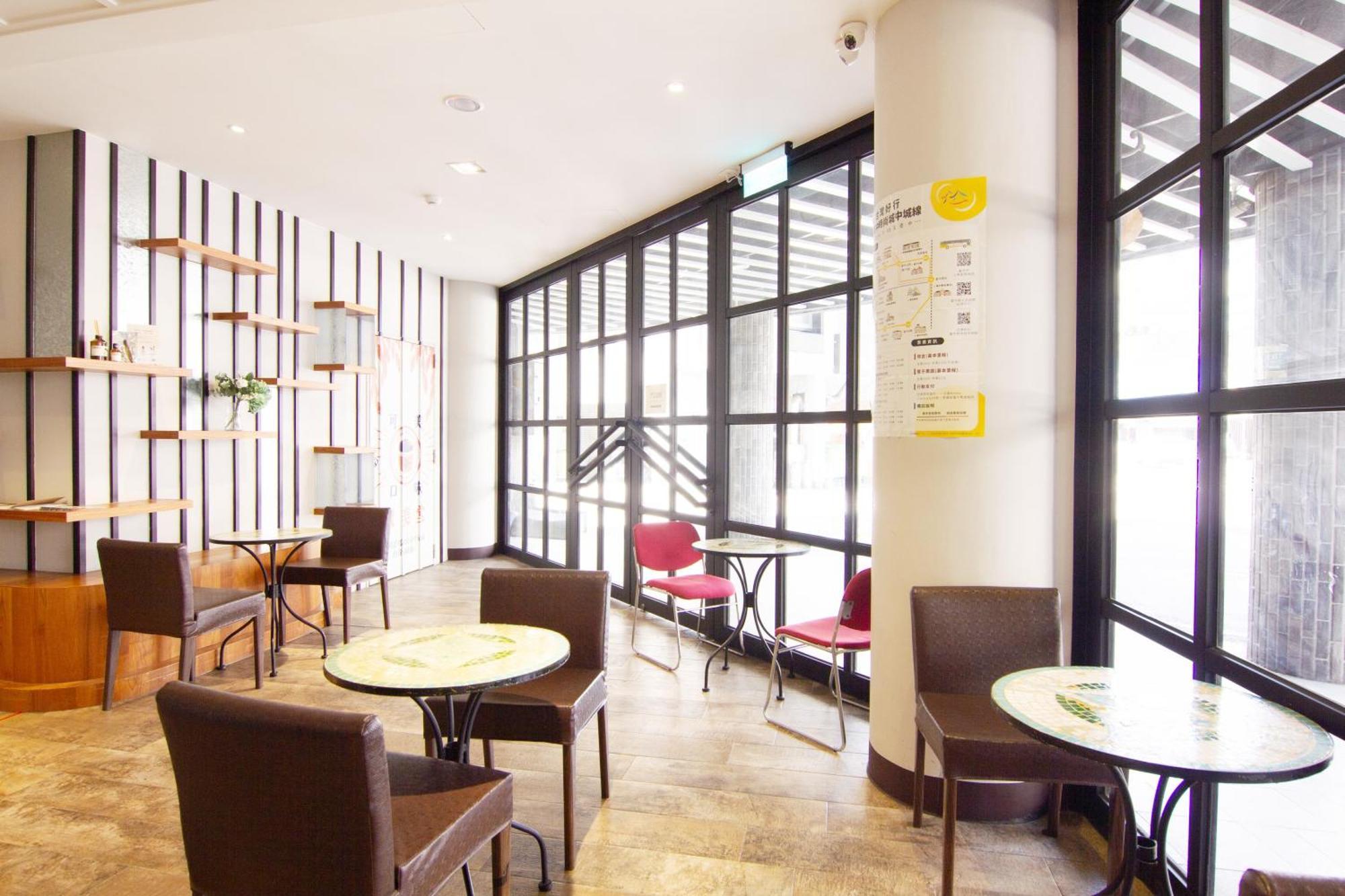 Check Inn Taichung Ziyou Bagian luar foto